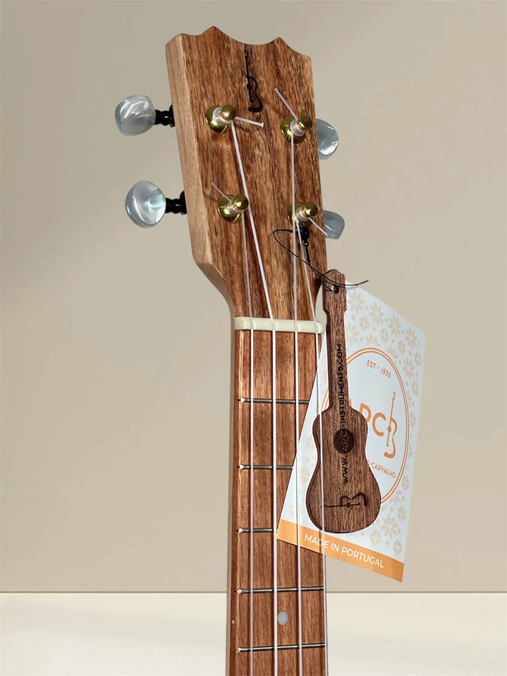 APC TC CW massiver Akazie Cutaway Tenor Ukulele mit Pickup und Stimmgerät - Kopfansicht, vorne APC TC CW massiver Akazie Cutaway Tenor Ukulele mit Pickup und Stimmgerät - Kopfansicht, vorne