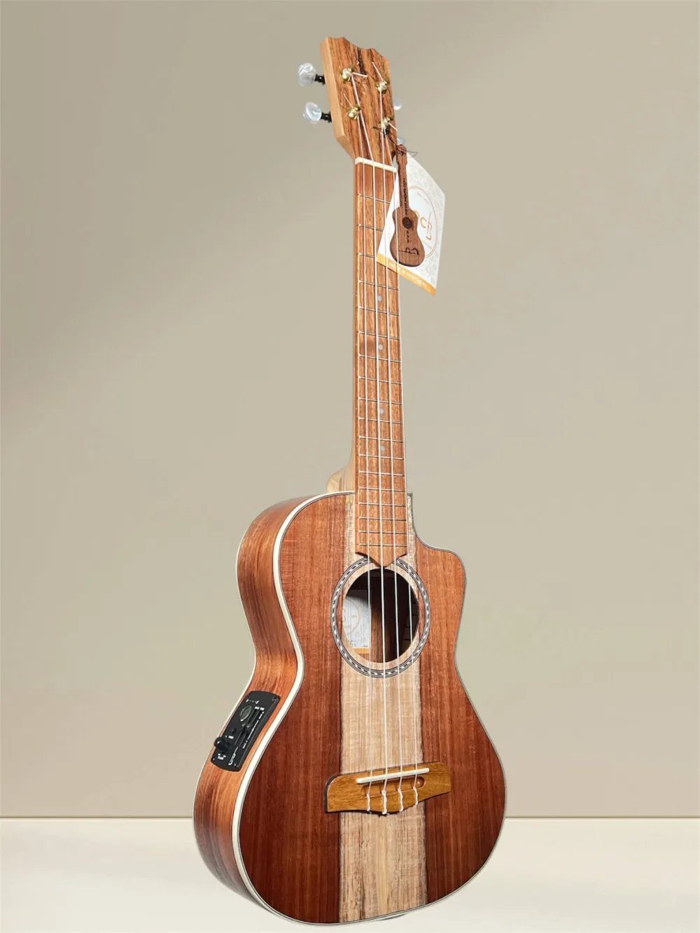 APC TC CW massiver Akazie Cutaway Tenor Ukulele mit Pickup und Stimmgerät - Vorderansicht APC TC CW massiver Akazie Cutaway Tenor Ukulele mit Pickup und Stimmgerät - Vorderansicht