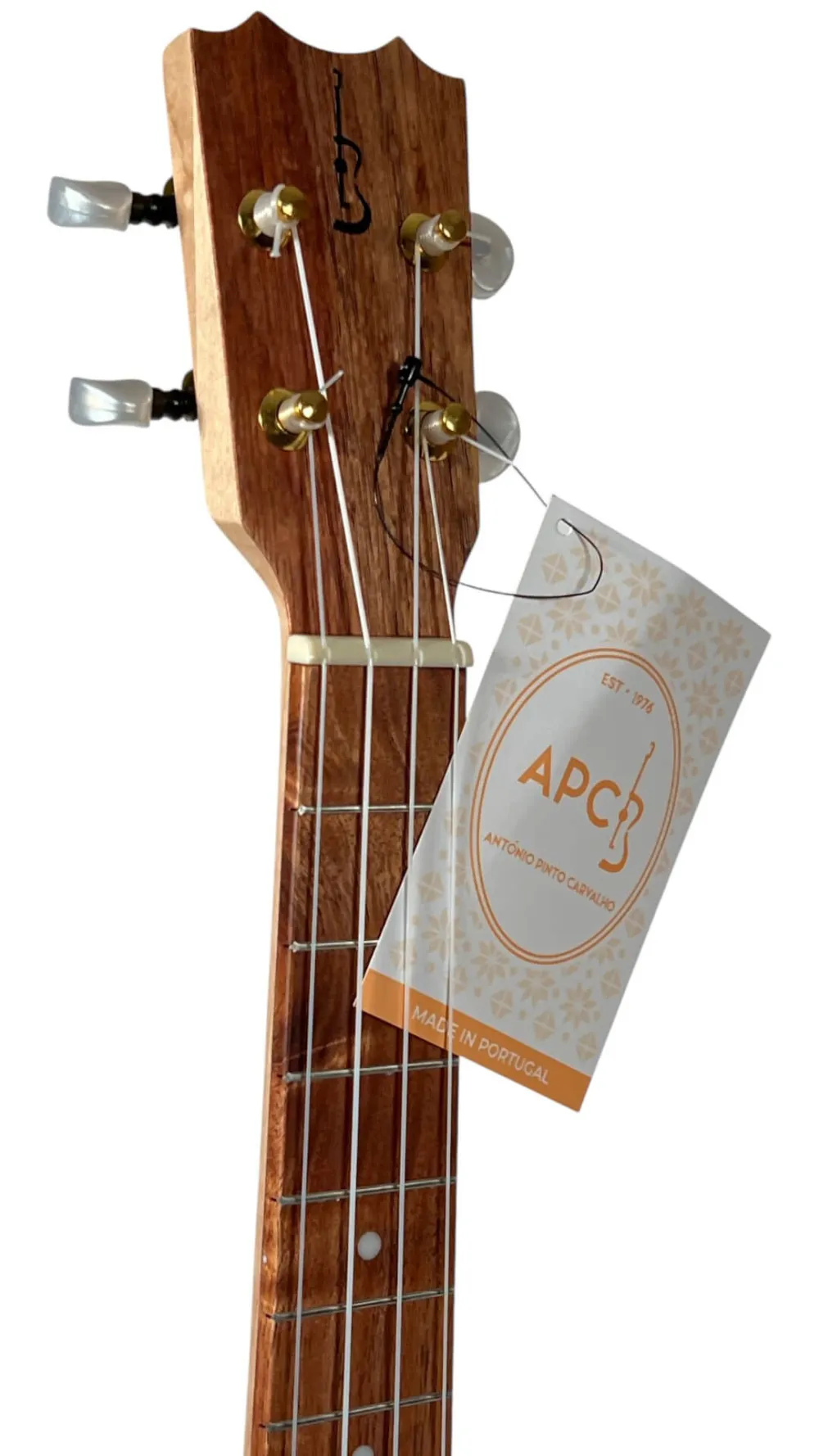 APC TT Traditional Tenor Ukulele aus massiver Akazie – handgefertigt in Portugal mit offenporigem Finish - Kopfansicht - Logo APC TT Traditional Tenor Ukulele aus massiver Akazie – handgefertigt in Portugal mit offenporigem Finish - Kopfansicht - Logo