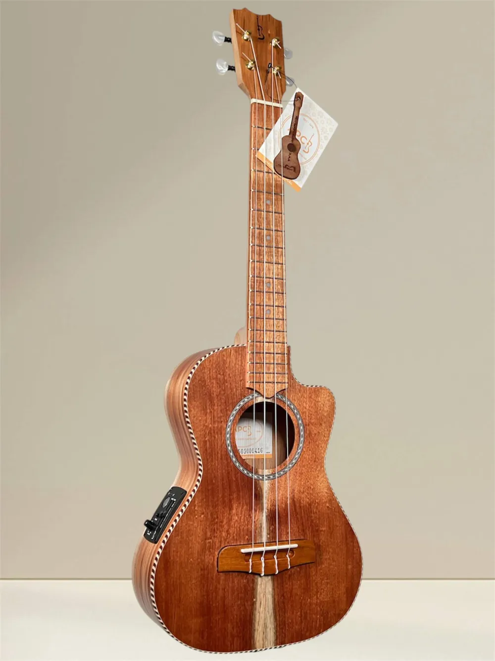 Tenor Ukulele APC TTCW aus vollmassiver Akazie mit Cutaway - Vorderansicht Tenor Ukulele APC TTCW aus vollmassiver Akazie mit Cutaway - Vorderansicht