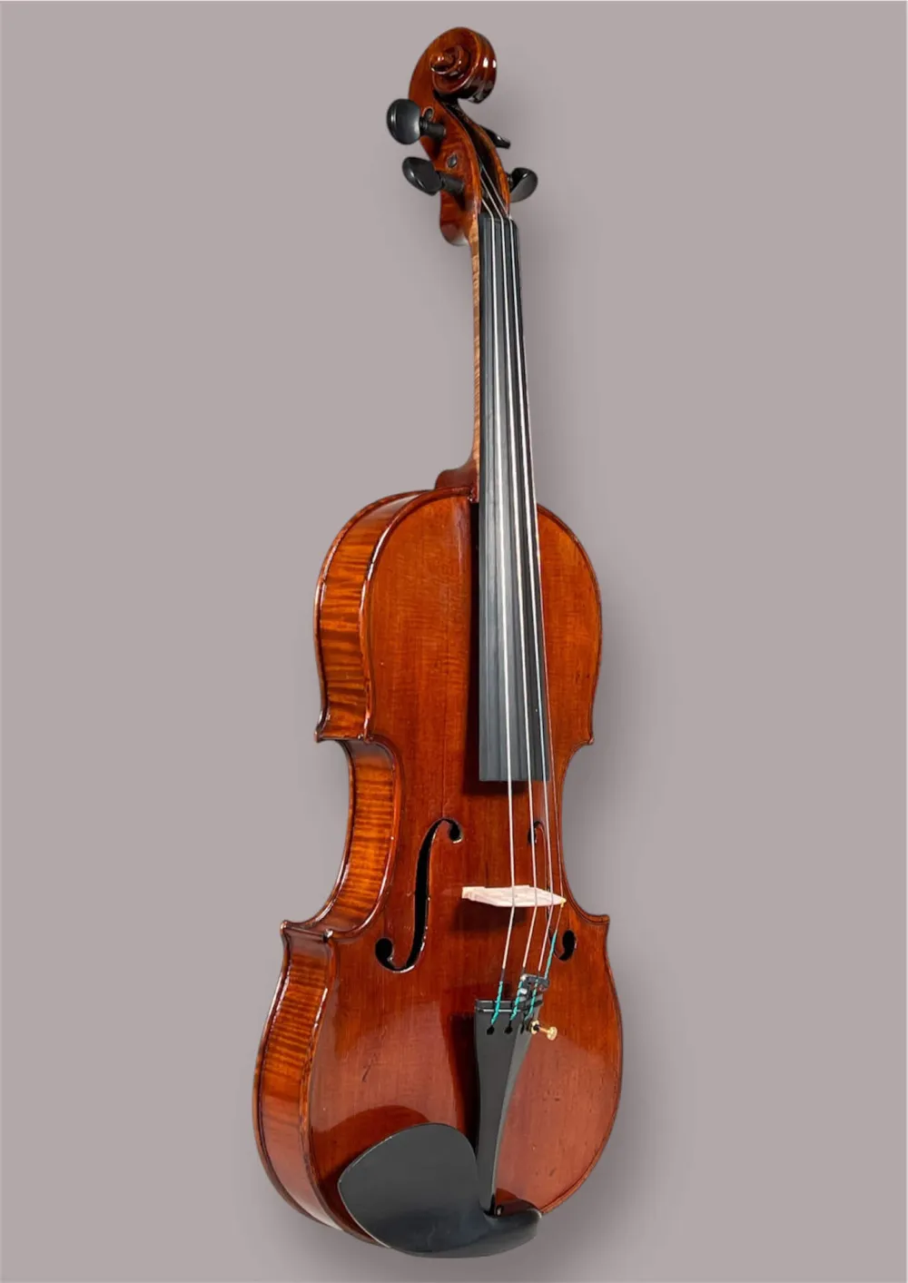 Restaurierte 4/4 Violine ca. 1900 mit Evah Pirazzi Saiten und Ebenholz-Setup - Vorderansicht seitlich
