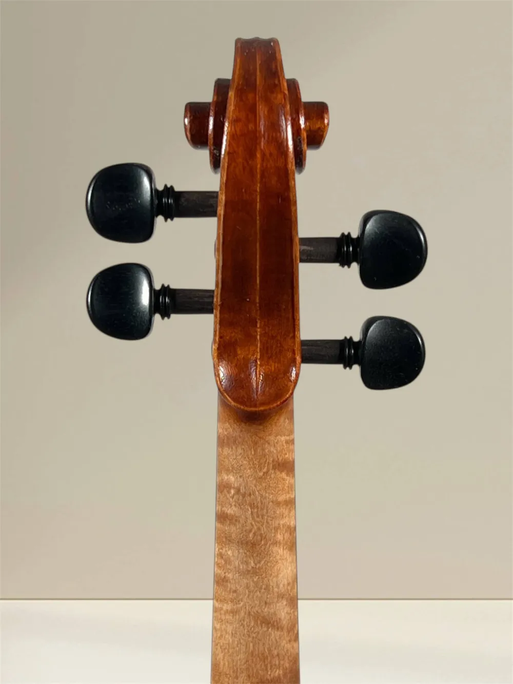 Calin Vultur Meistergeige 2025 – Stradivarius Modell – Schneckeansicht hinten Calin Vultur Meistergeige 2025 – Stradivarius Modell – Schneckeansicht hinten