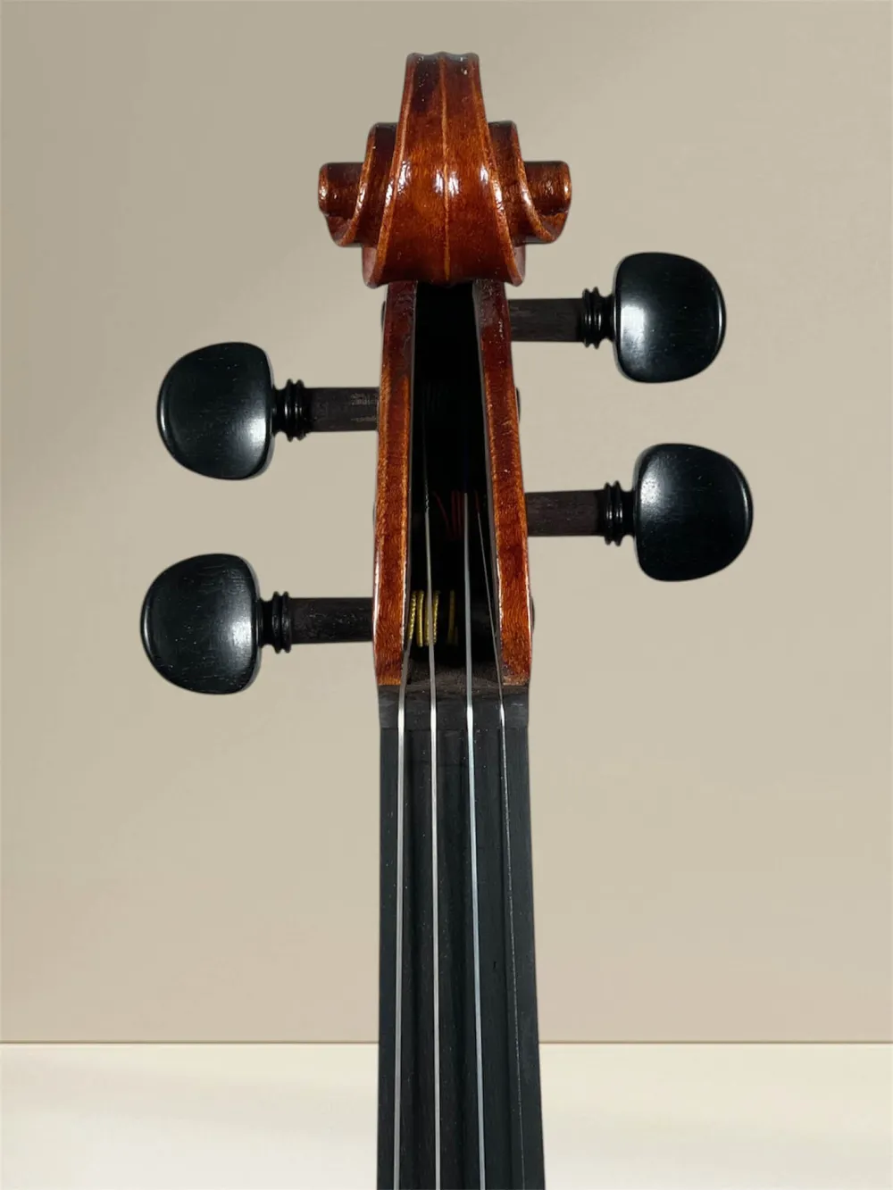 Calin Vultur Meistergeige 2025 – Stradivarius Modell – Schneckeansicht vorne Calin Vultur Meistergeige 2025 – Stradivarius Modell – Schneckeansicht vorne