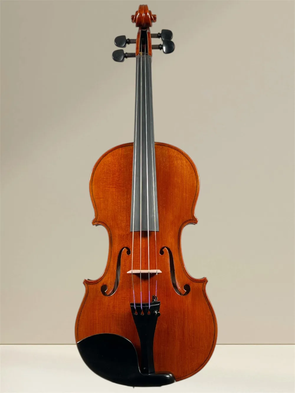 Calin Vultur Meistergeige 2025 – Stradivarius Modell – Vorderansicht Calin Vultur Meistergeige 2025 – Stradivarius Modell – Vorderansicht